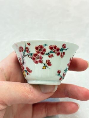 Two Chinese famille rose 'birds on flowering branches' cups and saucers, Yongzheng — 照片 9