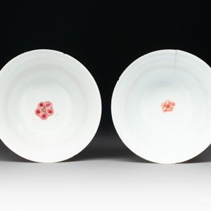 Two Chinese famille rose 'birds on flowering branches' cups and saucers, Yongzheng — 照片 8