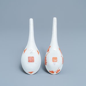 Two Chinese famille rose blue- and lime green-ground spoons, Tongzhi mark and of the period — photo 2