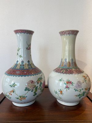 Two Chinese famille rose bottle vases, Hongxian mark, Republic — photo 4
