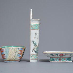 Two Chinese famille rose bowls and a wall hanging vase, 19th C. — photo 3