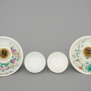 Two Chinese famille rose bowls and two candlesticks, 19th C. — 照片 5