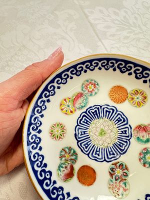 Two Chinese famille rose 'Brocade Ball' saucers, Tongzhi mark and of the period — photo 15