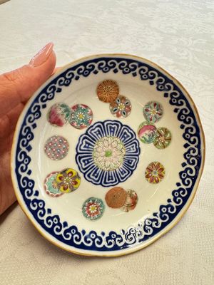 Two Chinese famille rose 'Brocade Ball' saucers, Tongzhi mark and of the period — photo 2