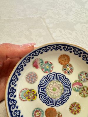 Two Chinese famille rose 'Brocade Ball' saucers, Tongzhi mark and of the period — photo 3
