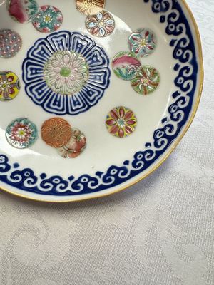 Two Chinese famille rose 'Brocade Ball' saucers, Tongzhi mark and of the period — photo 5