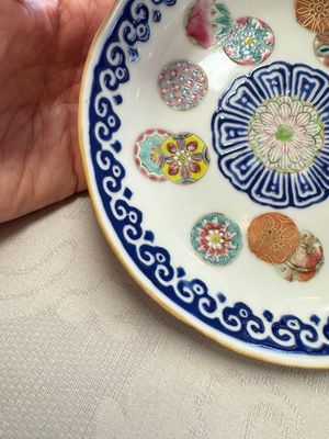 Two Chinese famille rose 'Brocade Ball' saucers, Tongzhi mark and of the period — photo 6