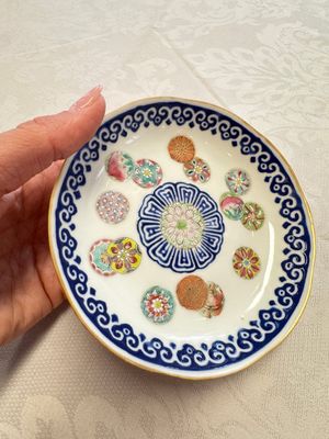 Two Chinese famille rose 'Brocade Ball' saucers, Tongzhi mark and of the period — photo 7