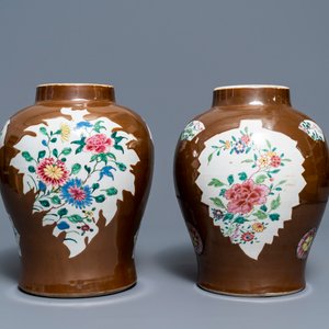 Two Chinese famille rose capucin ground baluster vases, Qianlong — photo 1