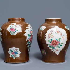 Two Chinese famille rose capucin ground baluster vases, Qianlong — photo 2