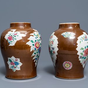 Two Chinese famille rose capucin ground baluster vases, Qianlong — photo 4