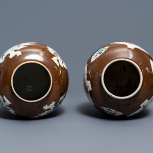 Two Chinese famille rose capucin ground baluster vases, Qianlong — photo 5