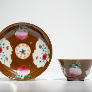 Two Chinese famille rose capucin-ground bowls and eight cups and saucers, Qianlong — photo 2