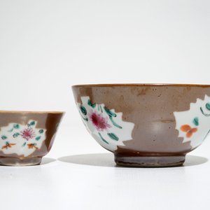Two Chinese famille rose capucin-ground bowls and eight cups and saucers, Qianlong — photo 6
