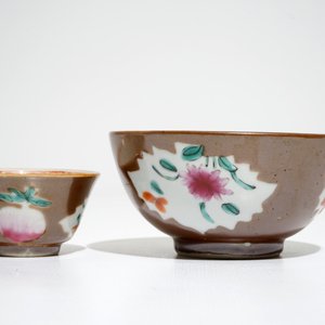 Two Chinese famille rose capucin-ground bowls and eight cups and saucers, Qianlong — photo 7