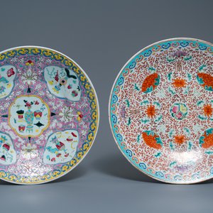 Two Chinese famille rose chargers, 19th C. — 照片 1