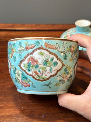 Two Chinese famille rose 'chupu' bowls and covers for the Straits or Peranakan market, Guangxu mark and of the period — photo 11