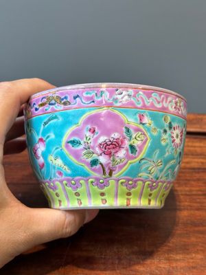Two Chinese famille rose 'chupu' bowls and covers for the Straits or Peranakan market, Guangxu mark and of the period — photo 19