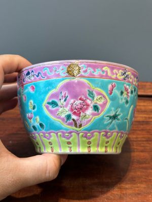 Two Chinese famille rose 'chupu' bowls and covers for the Straits or Peranakan market, Guangxu mark and of the period — photo 21