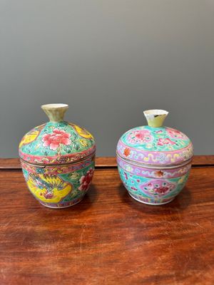 Two Chinese famille rose 'chupu' bowls and covers for the Straits or Peranakan market, Tongzhi mark and of the period — photo 1