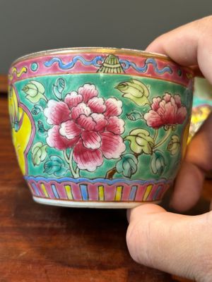 Two Chinese famille rose 'chupu' bowls and covers for the Straits or Peranakan market, Tongzhi mark and of the period — photo 14