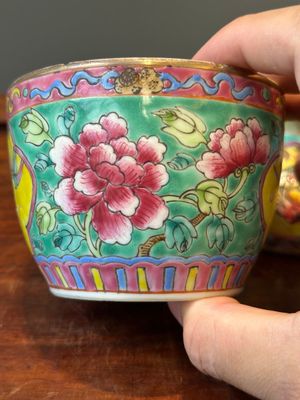 Two Chinese famille rose 'chupu' bowls and covers for the Straits or Peranakan market, Tongzhi mark and of the period — photo 16