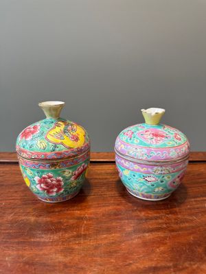 Two Chinese famille rose 'chupu' bowls and covers for the Straits or Peranakan market, Tongzhi mark and of the period — photo 2