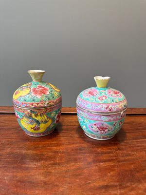 Two Chinese famille rose 'chupu' bowls and covers for the Straits or Peranakan market, Tongzhi mark and of the period — photo 3