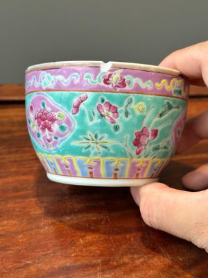 Two Chinese famille rose 'chupu' bowls and covers for the Straits or Peranakan market, Tongzhi mark and of the period — photo 7