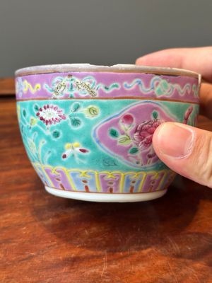 Two Chinese famille rose 'chupu' bowls and covers for the Straits or Peranakan market, Tongzhi mark and of the period — photo 10