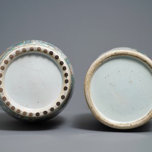 Two Chinese famille rose 'court scene' vases, 19th C. — photo 6