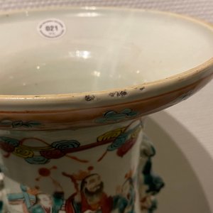 Two Chinese famille rose 'court scene' vases, 19th C. — photo 7