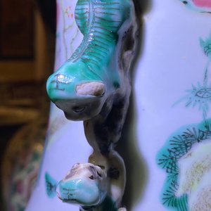 Two Chinese famille rose 'court scene' vases, 19th C. — 照片 14