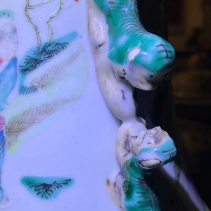 Two Chinese famille rose 'court scene' vases, 19th C. — 照片 15