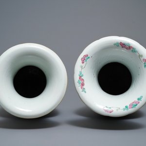 Two Chinese famille rose 'court scene' vases, 19th C. — 照片 5