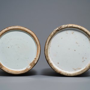 Two Chinese famille rose 'court scene' vases, 19th C. — 照片 6