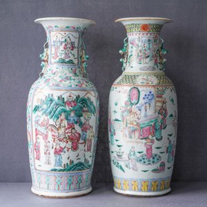 Two Chinese famille rose 'court scene' vases, 19th C. — 照片 7