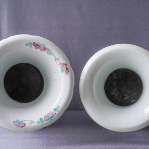 Two Chinese famille rose 'court scene' vases, 19th C. — 照片 11