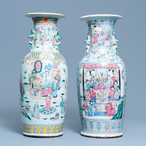 Two Chinese famille rose 'court scene' vases, 19th C. — 照片 3