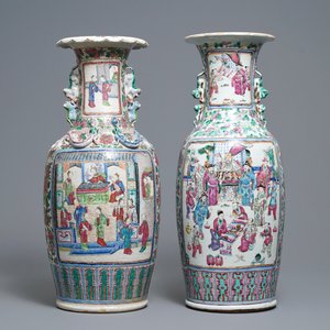 Two Chinese famille rose 'court scene' vases, 19th C. — photo 1