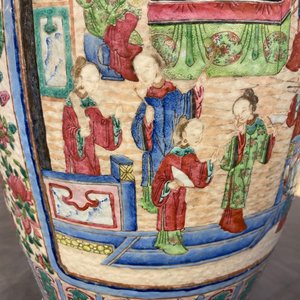 Two Chinese famille rose 'court scene' vases, 19th C. — photo 12