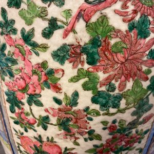 Two Chinese famille rose 'court scene' vases, 19th C. — photo 17