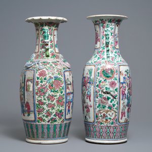 Two Chinese famille rose 'court scene' vases, 19th C. — photo 4