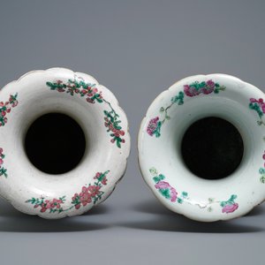 Two Chinese famille rose 'court scene' vases, 19th C. — photo 5