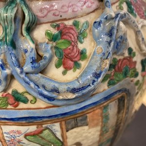 Two Chinese famille rose 'court scene' vases, 19th C. — photo 8