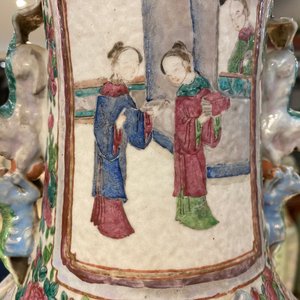 Two Chinese famille rose 'court scene' vases, 19th C. — photo 10