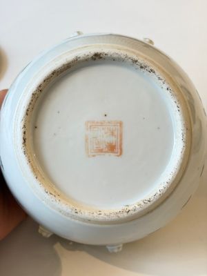 Two Chinese famille rose covered bowls and three grisaille saucers, Tongzhi and Qinghua Ciye Gongsi 慶華瓷業公司 marks, one signed Zi Wen 子文, 19/20th C. — photo 11