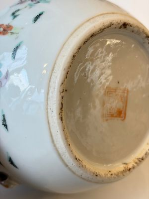 Two Chinese famille rose covered bowls and three grisaille saucers, Tongzhi and Qinghua Ciye Gongsi 慶華瓷業公司 marks, one signed Zi Wen 子文, 19/20th C. — photo 12