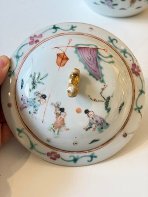 Two Chinese famille rose covered bowls and three grisaille saucers, Tongzhi and Qinghua Ciye Gongsi 慶華瓷業公司 marks, one signed Zi Wen 子文, 19/20th C. — photo 13