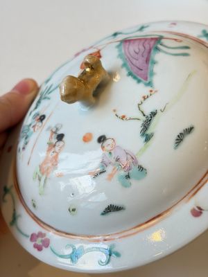 Two Chinese famille rose covered bowls and three grisaille saucers, Tongzhi and Qinghua Ciye Gongsi 慶華瓷業公司 marks, one signed Zi Wen 子文, 19/20th C. — photo 14